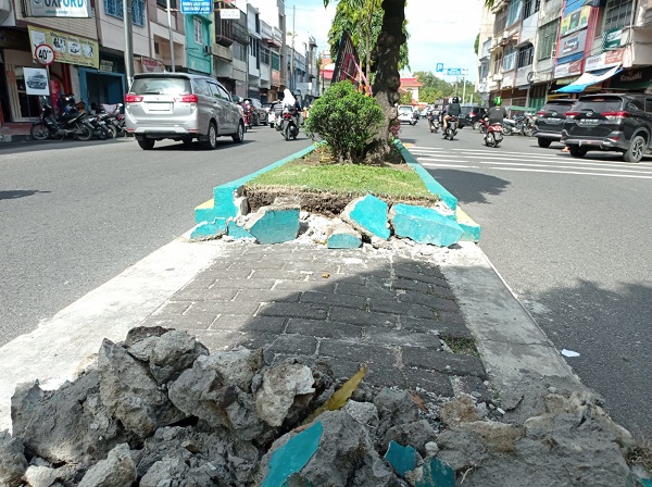 Handrail yang baru dipasang di Jalan Sudirman, Binjai Kota, disikat maling. (Waspada/Ria Hamdani)