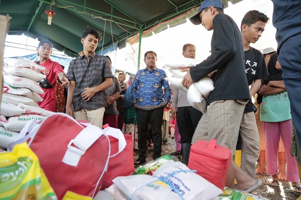 Bupati Sergai H. Darma Wijaya saat meninjau posko korban banjir yang didirikan di Dusun 2 Desa Pekan Tanjungberingin. Waspada/ist