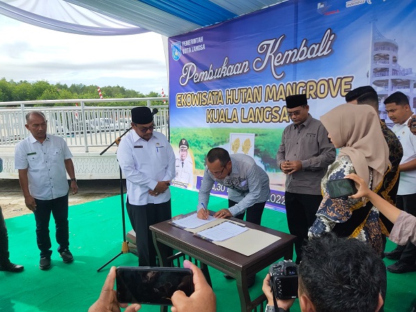 Kepala BPHL Wilayah I Aceh, Dr Mahyuddin SP, MP, saat pembukaan kembali Ekowisata Hutan Mangrove Kuala Langsa dan penandatanganan Koordinat Geografis Batas Areal, di pelataran Tower Mangrove, Gampong Kuala Langsa, Kecamatan Langsa Barat, Rabu (30/11).Waspada/Rapian