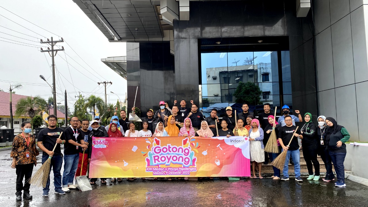 WARGA sekitar Kantor IOH Perintis Kemerdekaan Medan, foto bersama usai melakukan gotong royong dan membangun kreasi gapura. Indosat Ooredoo Hutchison (IOH) menggelar program tanggung jawab sosial terhadap masyarakat (CSR) “Gotong Royong dan Kreasi Gapura” dalam rangka 365 hari keberhasilan merger.