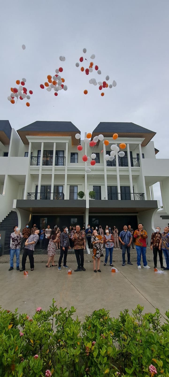 Chief Operating Officer Wiraland Property, Jenny Lok dan tim melaunching rumah baru tipe Kenzo di area perumahan Givency One di Jalan Gaperta Ujung Kelurahan Tanjung Gusta Medan Helvetia, Sabtu (10/12). Waspada/Yuni Naibaho