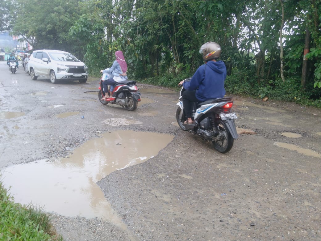 Ruas Jalan Kabupaten Dan Nasional Butuh Perbaikan