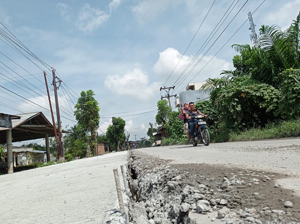 Proyek Jalan Umar Baki Diduga Asal Jadi, LC Dan Beton Rigid Retak