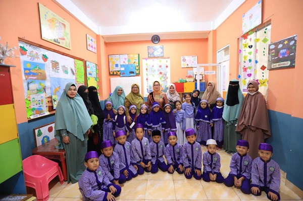 Pj Bunda PAUD Banda Aceh, Sri Dewi Kurnilawati dan Bunda PAUD Aceh Tamiang dan rombongan berfoto bersama murid-murid Bait Qurany Saleh Rahmany. (Waspada/Zafrullah)