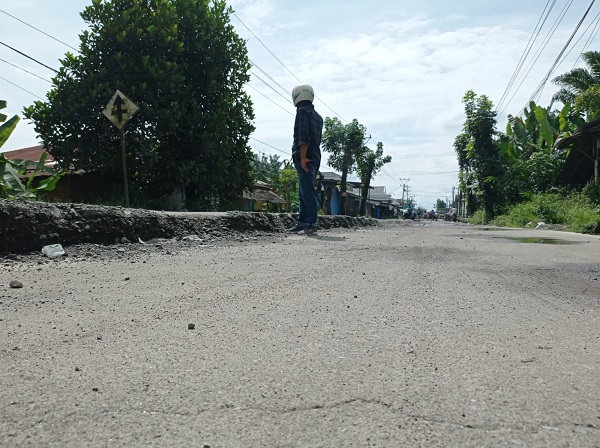 Proyek Jalan Umar Baki Diduga Asal Jadi, LC Dan Beton Rigid Retak