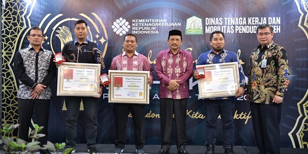 Asisten Pemerintahan dan Keistimewaan Aceh, Dr. M. Jafar, foto bersama usai menyerahkan piagam penghargaan lencana produktivitas tahun 2022 kepada Pj. Bupati Aceh Besar, Pj. Bupati Bireuen dan Pj. Wali Kota Banda Aceh pada malam Anugerah Siddhakarya Provinsi Aceh Tahun 2022 di Hotel Kyriad Muraya Aceh, Banda Aceh, Senin (19/12) malam. (Waspada/Zafrullah)