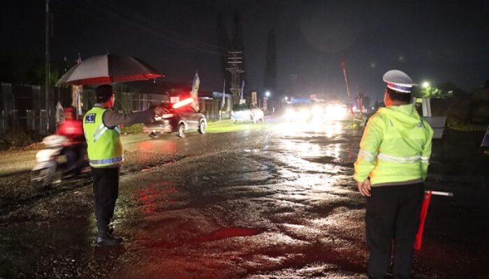 Meski Hujan, Kapolres Simalungun Turun Langsung Atur Lalin Di Tol Sinaksak