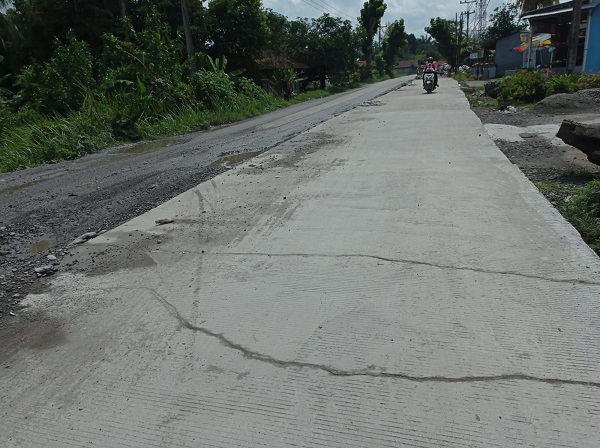 Beton rigid Jalan Paya Roba, Binjai Barat, mengalami keretakan meski baru selesai dan belum dilalui kendaraan berat. (Waspada/Ria Hamdani)