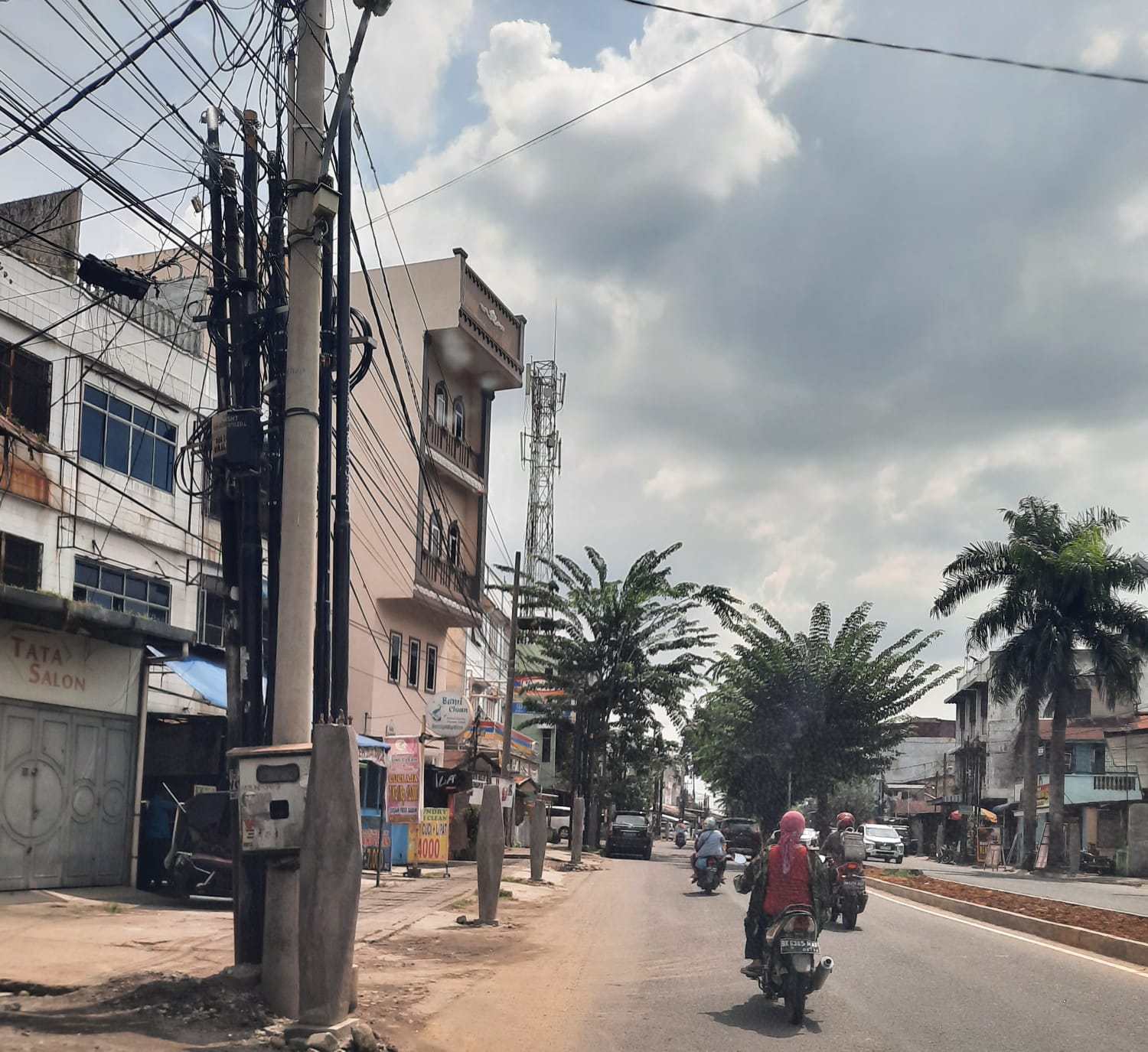 Kota Medan Kini Dipenuhi Tiang Sulitkan Pejalan Kaki