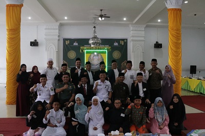 CAMAT Medan Baru, Frans S R H Siahaan S.STP, M.SP berfoto bersama jajaran dan panitia serta peserta Musabaqah Tilawatil Quran (MTQ) ke-56 tingkat kecamatan, di Masjid Dakwah, Komplek Perumahan Dosen USU, Medan, Rabu (18/1). Waspada/Andi Aditya