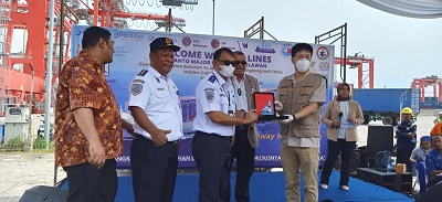 STAF ahli Menteri Perhubungan memberikan cinderamata kepada nahkoda MV Wan Hai 323 sebagai kapal pertama yang melakukan kunjungan pelayaran pertama (maiden call) awal Tahun Baru 2023 di Terminal Peti Kemas PTP Belawan, Selasa (3/1). Waspada/Andi Aria Tirtayasa