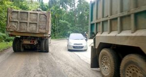 Truk Proyek Picu Jalan Tangse-Beureunuen Rusak Parah