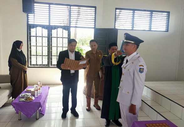 Camat Langsa Timur, Heri Setiawan, S.STP, MAP, saat melantik sekaligus mengambil sumpah jabatan kepada Penjabat Kwuchik Sukarejo, Wan Fahmil Zakwan, S.STP, di Aula kantor kecamatan setempat, Senin (16/1). Waspada/Rapian