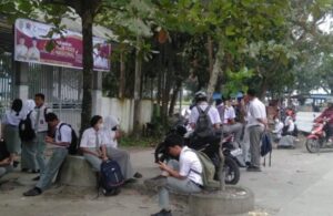 Puluhan Pelajar SMAN 3 Tebingtinggi Dilarang Masuk