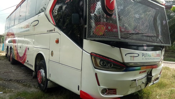 BUS Putra Pelangi nomor polisi (nopol) BL7685 AA yang menabrak dua pelajar hingga tewas diamankan di Pos Lantas. Waspada/Asrirrais