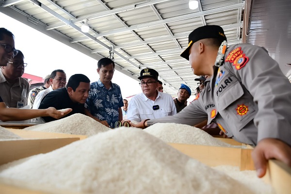 Pj Wali Kota Banda Aceh, Bakri Siddiq, berdialog dengan seorang pedagang saat melakukan sidak ke pasar Al Mahirah, Landingin, Minggu (29/1), untuk mengetahui langsung harga dan stok kebutuhan pokok. (Waspada/Zafrullah)