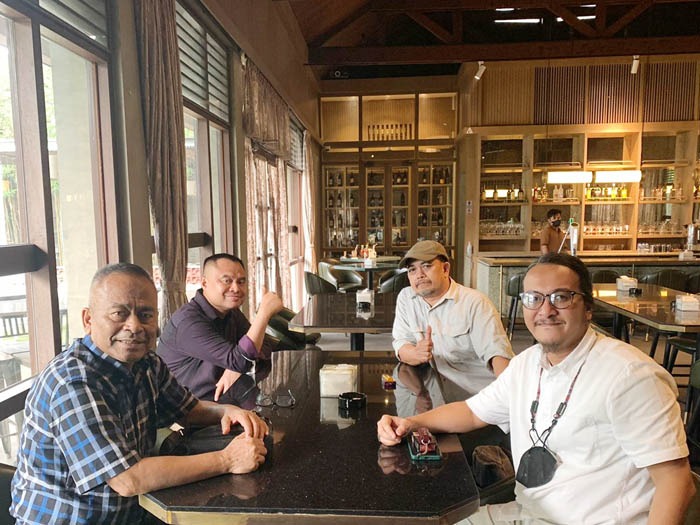 SAMBUT HPN 2023: Ketua Umum PWI Pusat Atal S Depari (paling kiri) dan Ketua PWI Sumut Farianda Putra Sinik (dua kiri) bersama President Director Waspada TV Hang Tuah Jasa Said (paling kanan) dan Vice Director In Chief Waspada TV Surya Efendi di Belmondo Café Jl. Teuku Daud, Medan, Sabtu (4/2). Waspada/Ist