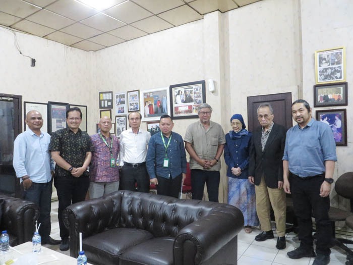 PARA PENGURUS Ikatan Setiakawan Wartawan Malaysia-Indonesia (ISWAMI) Malaysia berfoto bersama Komisaris Utama Harian Waspada, Tri Buana Said, Pemimpin Umum Hj Rayati Syafrin, dan Kepala Percetakan Heru Cakra dan jajaran redaksi di Kantor Harian Waspada, di Medan, Selasa (7/2). Waspada/Surya Efendi