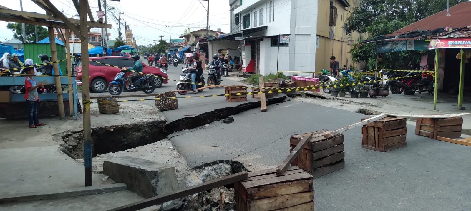 Jalan Rambung Merah-P. Siantar Putus Akibat Longsor