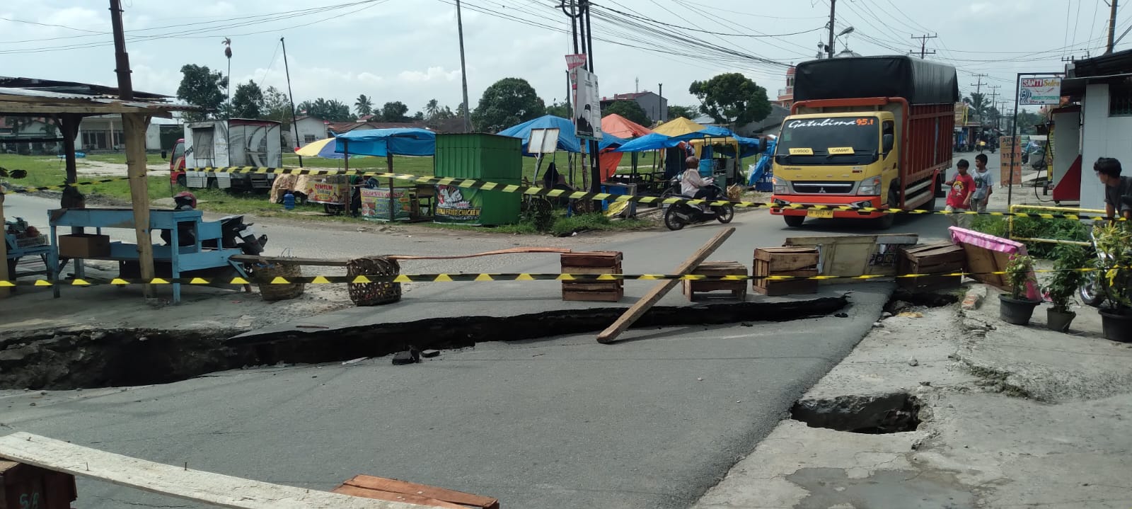 Jalan Rambung Merah-P. Siantar Putus Akibat Longsor