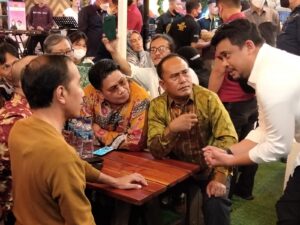 Diskusi Ringan Sambil Makan Durian, Mumpung Ketemu Presiden