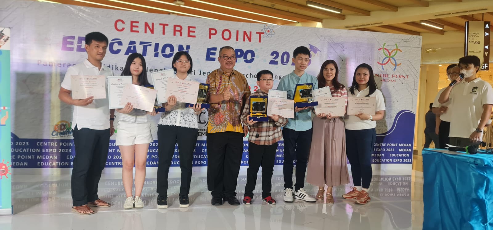 WAKIL Ketua Fraksi PDI Perjuangan DPRD Sumut Rudy Hermanto foto bersama para murid berprestasi dan orang tua pada acara Education Expo 2023 yang digelar di Center Point. Waspada/ist