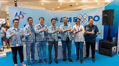 Wakil Presiden Direktur BCA Armand W Hartono (tengah), Direktur BCA Finance/Ketua Panita BCA Expoversary 2023 Petrus Santoso Karim (ketiga dari kanan), Kepala Sub divisi Pengembangan Bisnis & Pemasaran Transaksi Perbankan BCA Dody Santosa Iswan (kiri), Kepala Divisi Bisnis Kredit Konsumer BCA Welly Yandoko (kedua dari kiri), Kepala Kantor Cabang Utama BCA Medan Dicky Anton (ketiga dari kiri), Deputi Direktur Marketing Afiliasi KSM BCA Didi Irwanto Setiawan (kanan), dan direktur BCA Insurance Sri Anggraini (kedua dari kanan) berpose bersama saat membuka BCA Expo 2023 di Mall Centre Point, Medan (3/3).