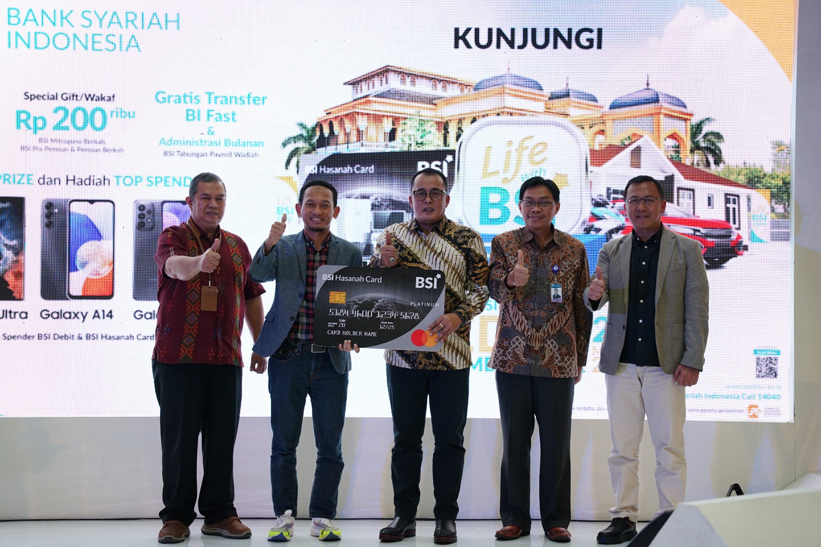 Kepala Bagian Pengawas Perbankan OJK KR 5 Sumbagut Bone Quary, SEPV Consumer Banking BSI Wawan Setiawan, Wakil Wali kota Medan H Aulia Rachman, Deputi Kepala Perwakilan Bank Indonesia Provinsi Sumut Azka Subhan Aminurridho, dan Regional CEO Region II BSI Medan Joni Haryanto saat pembukaan Life With BSI Expo di Plaza Medan Fair, Kamis (2/3).