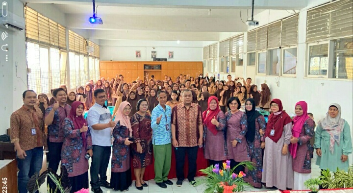 FOTO BERSAMA -- Waka Kurikulum SMK Negeri 1 Medan Tugino S.Pd mewakili Kepala Sekolah May Gloria Sabrina Meliala S.Pd, M.Pd, Waka Humas J. Saragi S.Pd, Ketua Jurusan Akuntansi dan Keuangan Lembaga AKL Risma Hotmaida Simanjuntak S.Pd, M.Pd, Guru Produktif Dra. Hariyanti, Guru Tamu Ahmad Zaim Syah, Dra. Hotma Hutasoit, Yuliana S.Pd, Alni S.Pd, Rona S.Pd, Yahya S.Pd, para guru dan siswa SMK Negeri 1 Medan pada acara pembukaan Guru Tamu. Waspada/ist