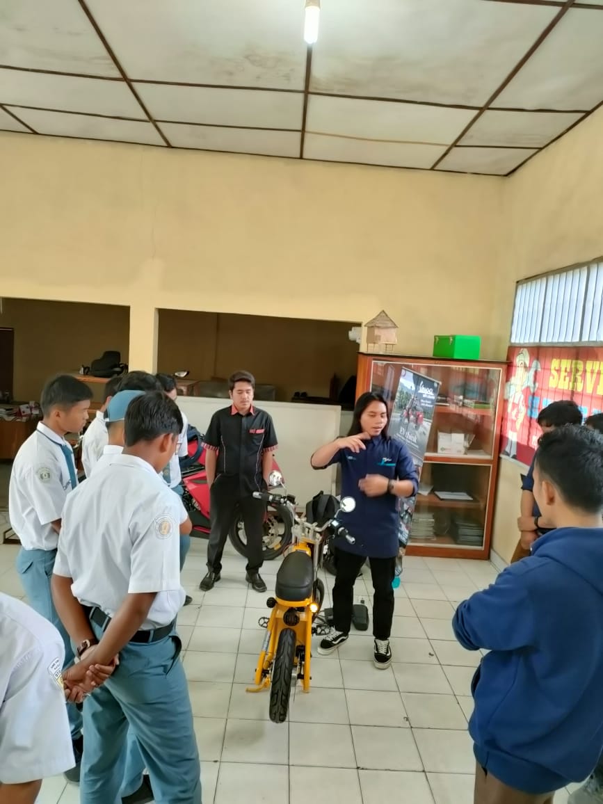 PLN UID Sumatera Utara gencar mengkampanyekan penggunaan kendaraan berbasis baterai di Sumatera Utara. Kali ini, komunitas EVThink melakukan sosialisasi BEE Goes To School untuk memperkenalkan motor listrik ke siswa siswi SMK Swasta GBKP di Kabupaten Karo, Sumatera Utara.