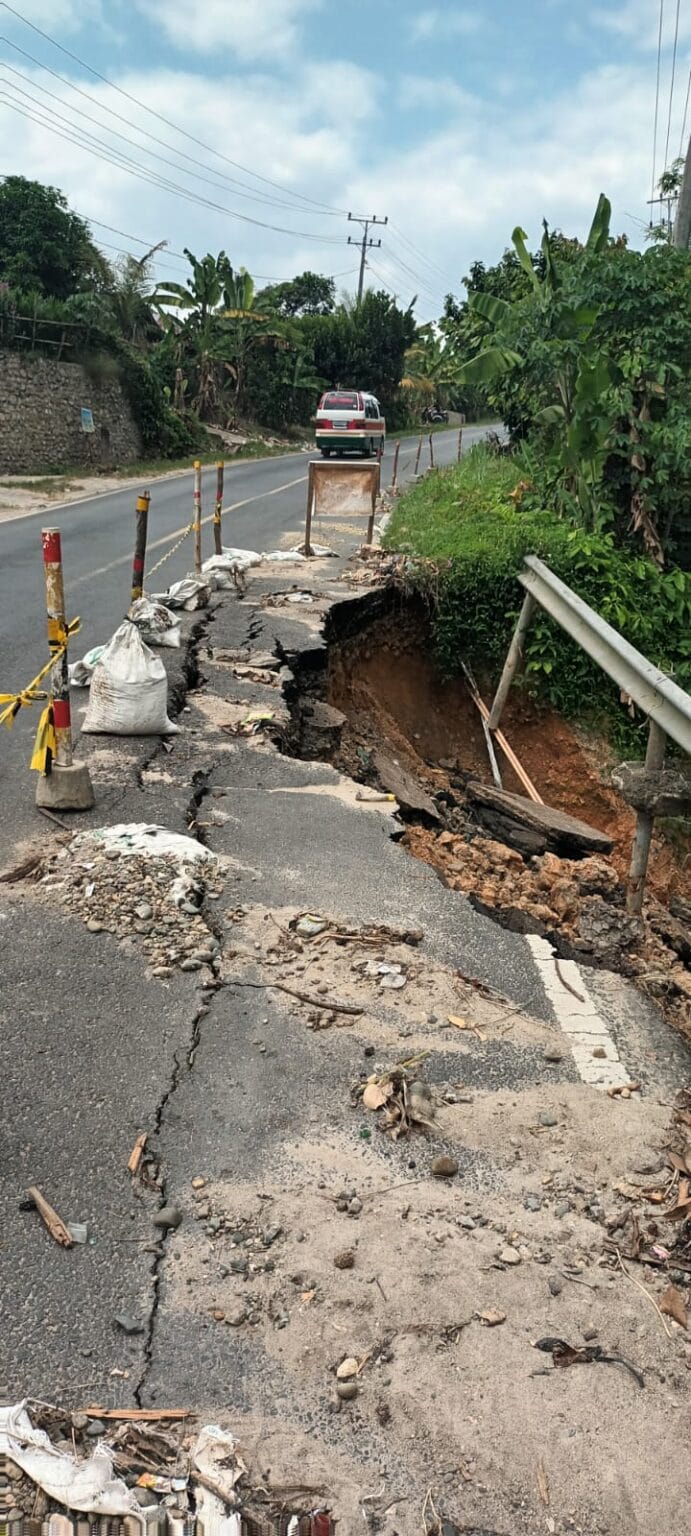 Jalan Nasional Amblas 15 Meter Ancam Nyawa