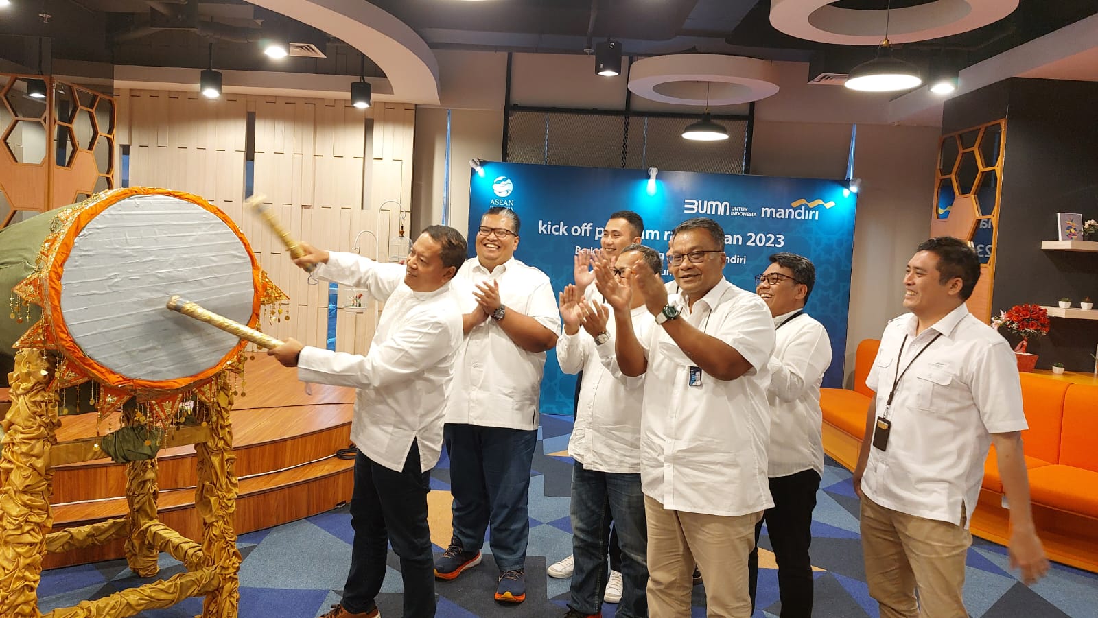 RCEO I/Sumatera 1 Bank Mandiri Lourentius Aris Budiyanto didampingi jajarannya melakukan pemukulan bedug yang menandai dilaunchingnya Program Bedug Mandiri yang memberikan berbagai program menarik selama bulan Ramadhan.