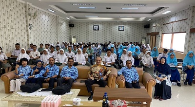 REKTOR UMA Prof Dr Dadan Ramadan, M.Eng, M.Sc (tengah) didampingi Wakil Dekan 3 Fisipol Dr Dedi Sahputra, MA dan Wakil Dekan 3 Fak.Saintek Abdul Karim, S.Si, M.Si bersama para dosen UMA berfoto bersama para mahasiswa dalam kegiatan pelatihan dan simulasi yang dilaksanakan kolaborasi antara Fisipol dan Fak.Saintek UMA, di kampus Jalan Kolam, Kamis (30/3).