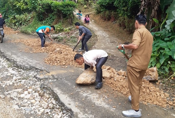 Pemerintah Kecamatan Timbun Jalan Rusak Dan Berlubang