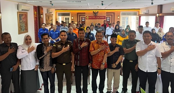 Komisioner KPU Tapsel dan Kakan Kesbangpol Tapsel Hamdi Pulungan (5 kiri) foto bersama dengan peserta Sosialisasi Penetapan Dapil dan Alokasi Kursi DPRD Tapsel dalam Pemilu 2024, di Aula Hotel Natama, Padang Sidempuan, Kamis (9/3). Waspada/Mohot Lubis