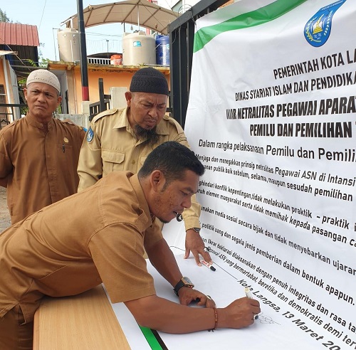 Plt Kepala DSI dan PD Kota Langsa Fauzaruddin, SPd.I, saat melakukan penandatanganan pakta ikrar integritas dan netralitas dalam Pemilu 2024, di halaman Kantor DSI setempat, Senin (13/3). Waspada/Munawar