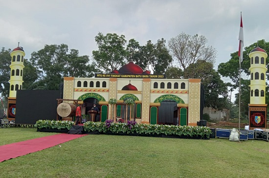 TAMPAK mimbar tilawah MTQ XVI tingkat Kabupaten Batubara tahun 2023 dengan latar belakang masjid di lapangan Dolokpop Kecamatan Limapuluh. Waspada/Iwan Has