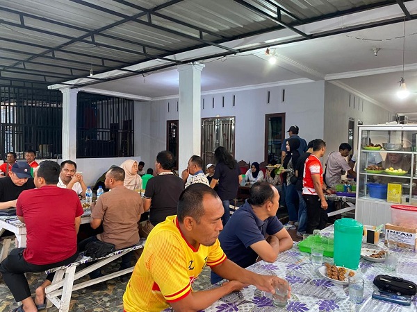 Rombongan Bupati Sergai Darma Wijaya menikmati lontong simpang sawit. Waspada/Darmawan