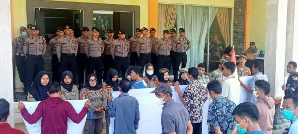 Merasa Dizalimi, Puluhan Perangkat Desa Unjuk Rasa