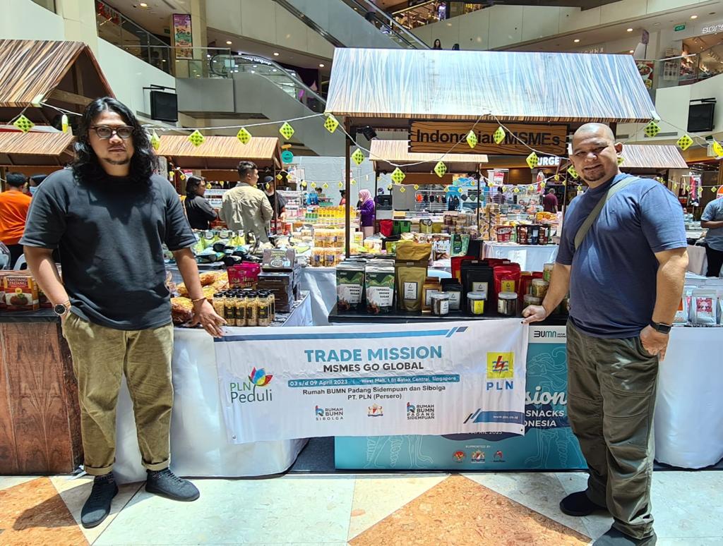 PLN kembali mengikutsertakan dan memfasilitasi Rumah BUMN P.Sidempuan dan Sibolga dalam Program Kadin Trade Mission MSMES Go Global di Singapura. Program ini akan membawa Brand UMKM dari Rumah BUMN Padang Sidempuan dan Sibolga dengan tujuan untuk memperluas eksposur ke pasar global melalui acara bazaar di West Mall Singapura yang dilaksanakan pada tanggal 28 Maret 2023 sampai 3 April 2023.