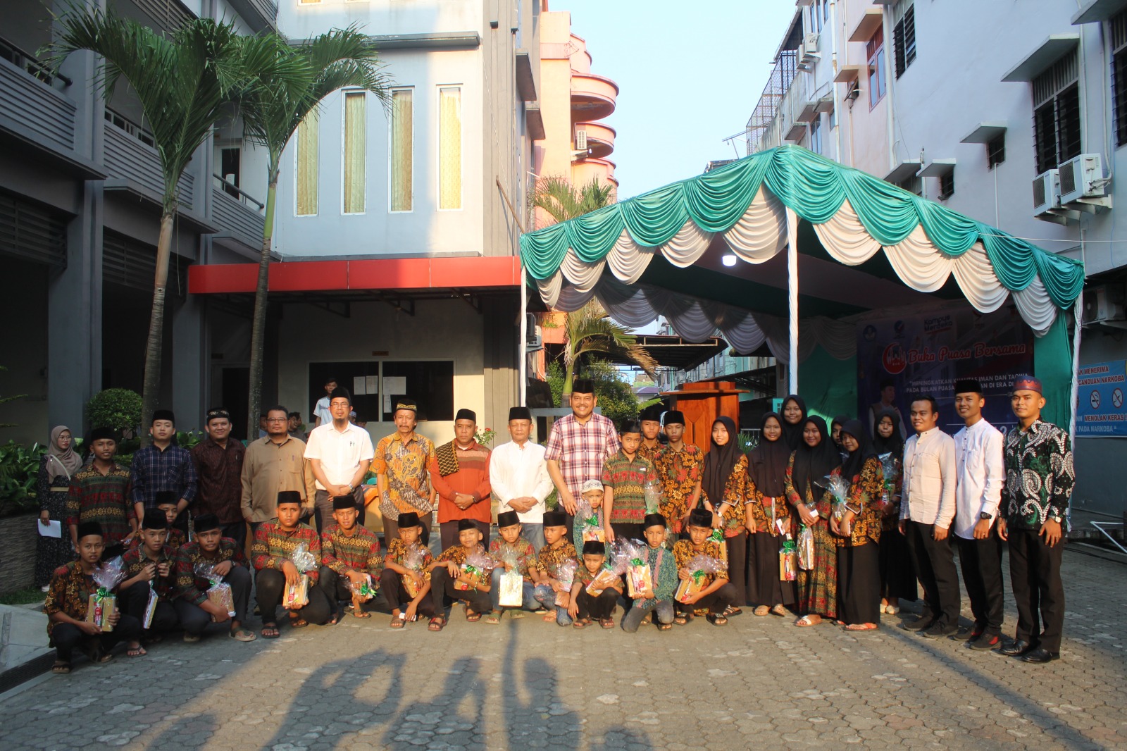 Ketua STMIK Kaputama Dr. Relita Buaton ST. M.Kom poto bersama disela kegiatan buka puasa bersama. Waspada/ist