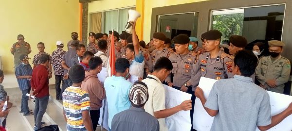 Merasa Dizalimi, Puluhan Perangkat Desa Unjuk Rasa