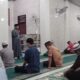 Plt Kadis Syariat Islam dan Pendidikan Dayah (DSI dan PD) Kota Langsa, Tgk Fauzaruddin SPd, saat memberikan tausyiahnya di Musala Al-Hidayah, Komplek BTN Sungai Pauh, Kecamatan Langsa Barat, Rabu (5/4) malam. Waspada/Rapian.