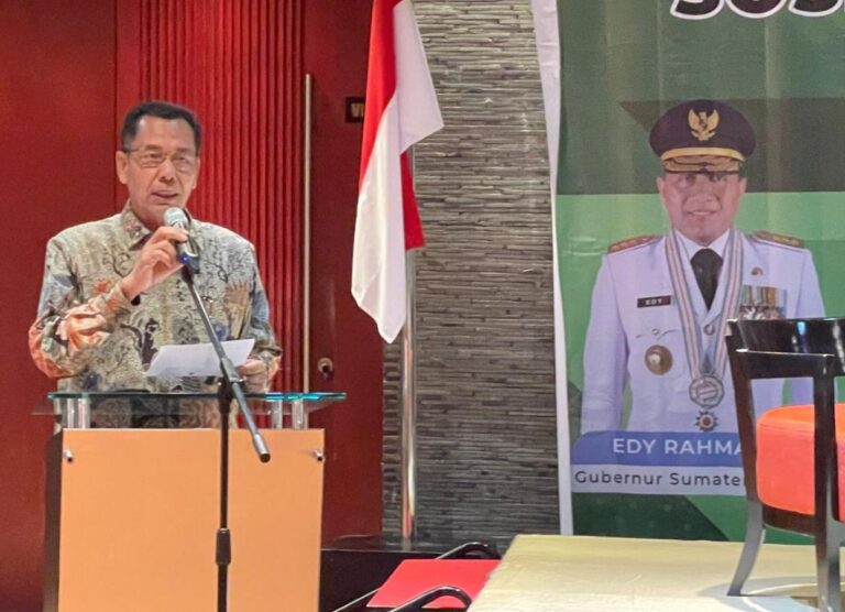 ANGGOTA Forum Kewaspadaan Dini Masyarakat (FKDM) Sumut, Dr. H. Sakhyan Asmara, MSP gelar Datuk Wangsa Diraja, mewakili Ketua FKDM Sumut Dr. Ismail Effendy M.Si, berbicara pada pada Sosialisasi Peraturan Ormas yang diselenggarakan Badan Kesbangpol Sumut, di Hotel Grand Mercure Medan, Rabu (3/5). Waspada/ist