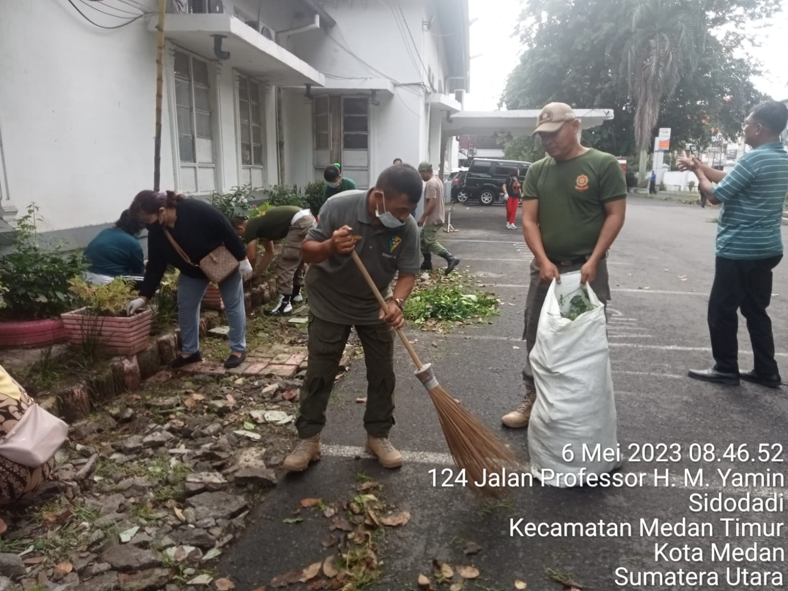 Satpol PP dan Dokter RSU Pringadi Medan Gotong Royong Bersihkan Areal Rumah Sakit