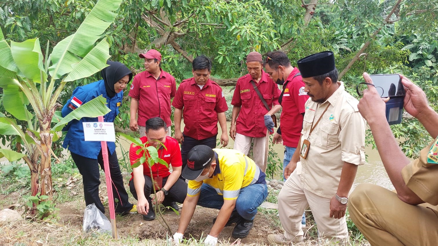 Peringati Hari Keanekaragaman Hayati Internasional, CCEP Indonesia Tanam Pohon Di Bantaran Sungai Deli