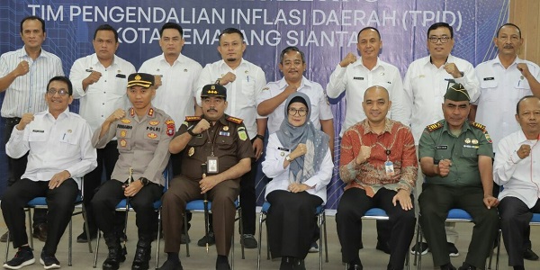 TPID Kota Pematangsiantar menggelar HLM dan Wali Kota Susanti Dewayani (empat kiri depan) bersama Kepala KPw BI Teuku Munandar (tiga kiri) berkesempatan pose bersama di ruang rapat lantai empat KPw BI, Jl. H. Adam Malik, Rabu (10/5) tentang pengendalian inflasi terutama akibat kenaikan harga beras dalam beberapa hari terakhir.(Waspada-ist).