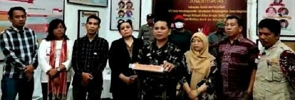 KPU dan Bawaslu Kota Pematangsiantar memberikan keterangan di kantor KPU, Jl. Porsea, Minggu (14/5) malam, saat hari terakhir pengajuan berkas Bacaleg.(Waspada-Edoard Sinaga).