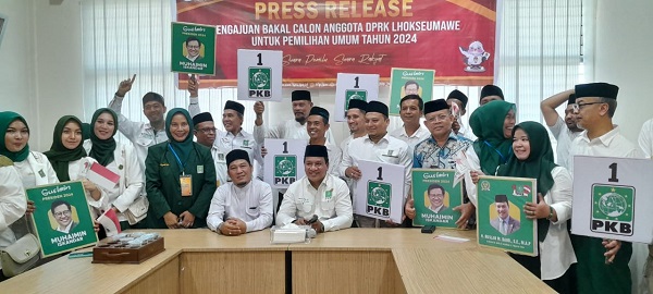 Anggota Komisi V DPR RI, H Ruslan M Daud S.E, M.A.P atau akrab disapa HRD dan Ketua DPC PKB Lhokseumawe, Nurhayati Azis foto bersama 25 Bacaleg DPRK Lhokseuamwe dan DPRA di KIP Kota Lhokseumawe. Waspada/Maimun Asnawi