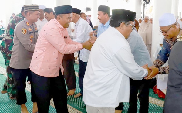 Pj Bupati Pidie Ir Wahyudi Adisiswanto M.S.I, didampingi Ketua DPRK Pidie Mahfuddin Ismail M.A.P, dan Kapolres Pidie AKBP Imam Asfali menyalami satu persatu Calhaj asal Pidie usai dipeusijuek, Senin (22/5). Waspada/Muhammad Riza